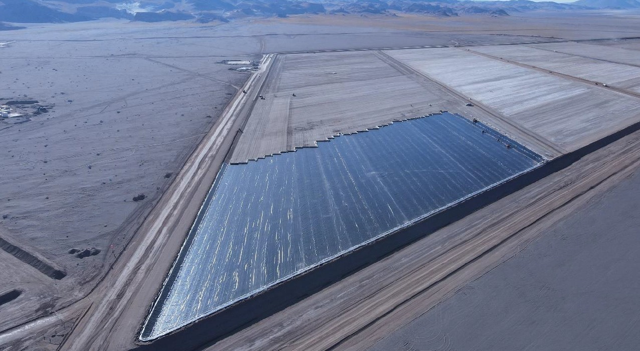 Plataforma y camino abiertos con motoniveladora