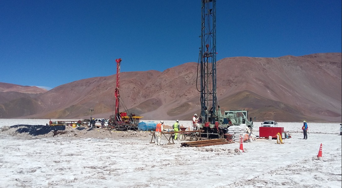 Perforación en salar con equipo y EPP
